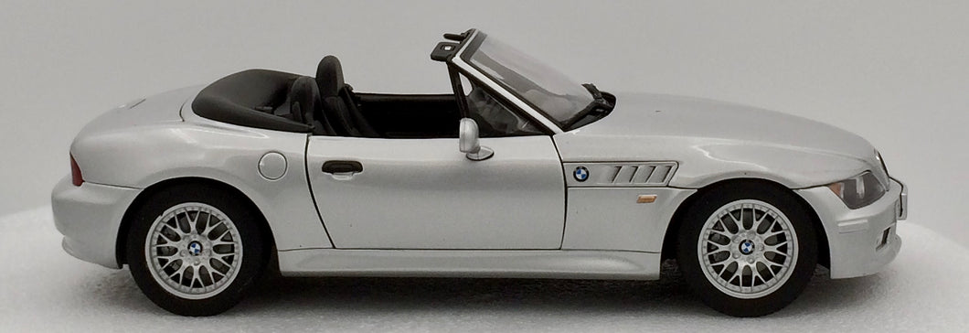 UT Models 1:18 Titanium Silve Metallic  BMW  Z3 Face Lift - BMW CCA Foundation