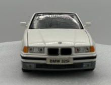 Load image into Gallery viewer, Maisto 1:18 1993 BMW 325i Convertible (E36)