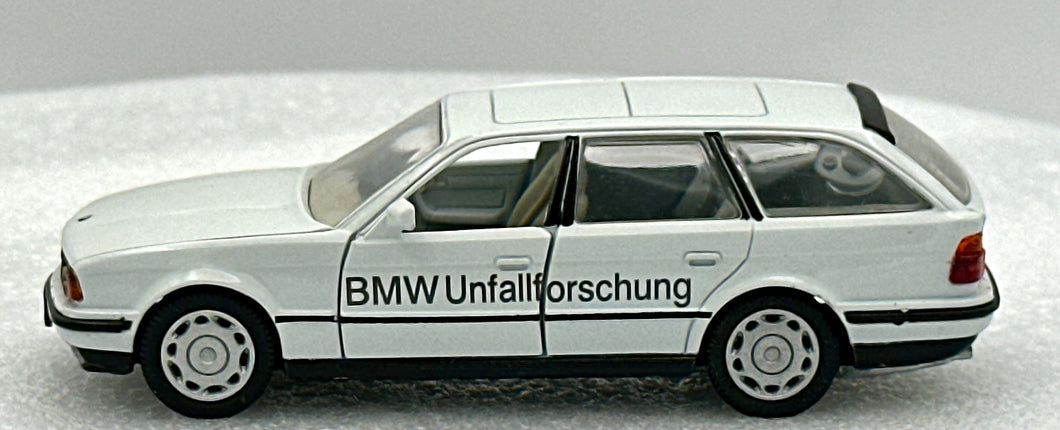 Gama 1:43 BMW E34 White 5 Series Touring 525i