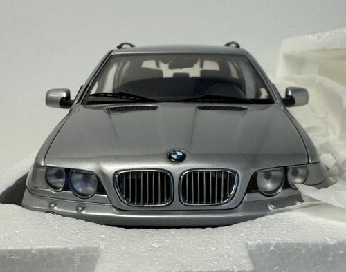 Kyosho 1:18  Grey  BMW  X5 4.4i
