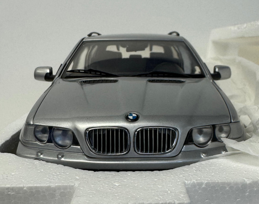 Kyosho 1:18  Grey  BMW  X5 4.4i