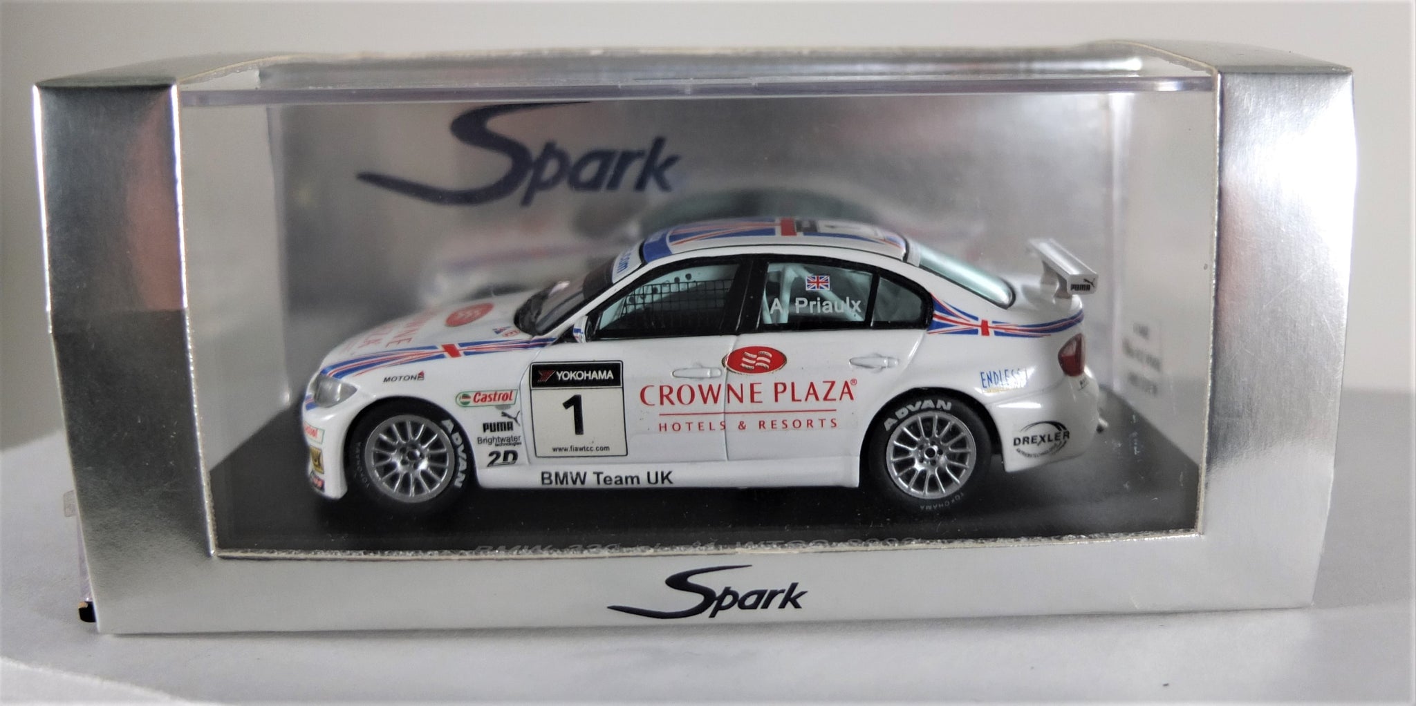 Spark 1:43 White BMW 2007 E90 320si #1 WTCC Crowne Plaza