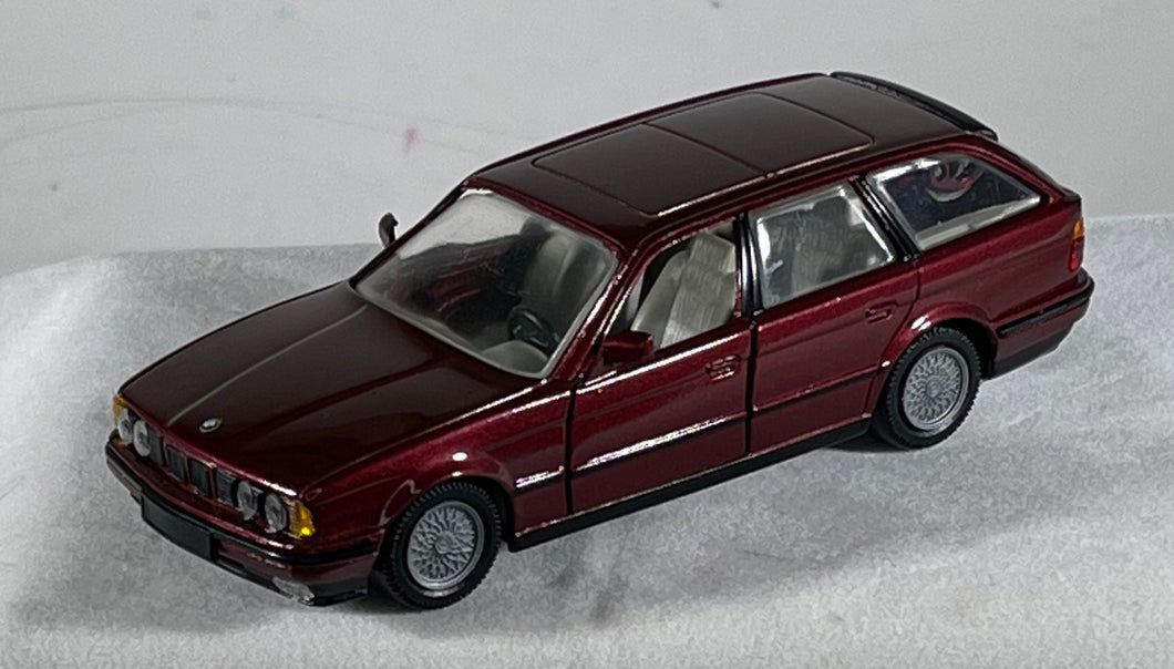 Gama 1:43 BMW E34 Maroon 5 Series Touring 525i